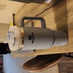 EUC Stanley Quencher Tumbler 40oz - Chambray